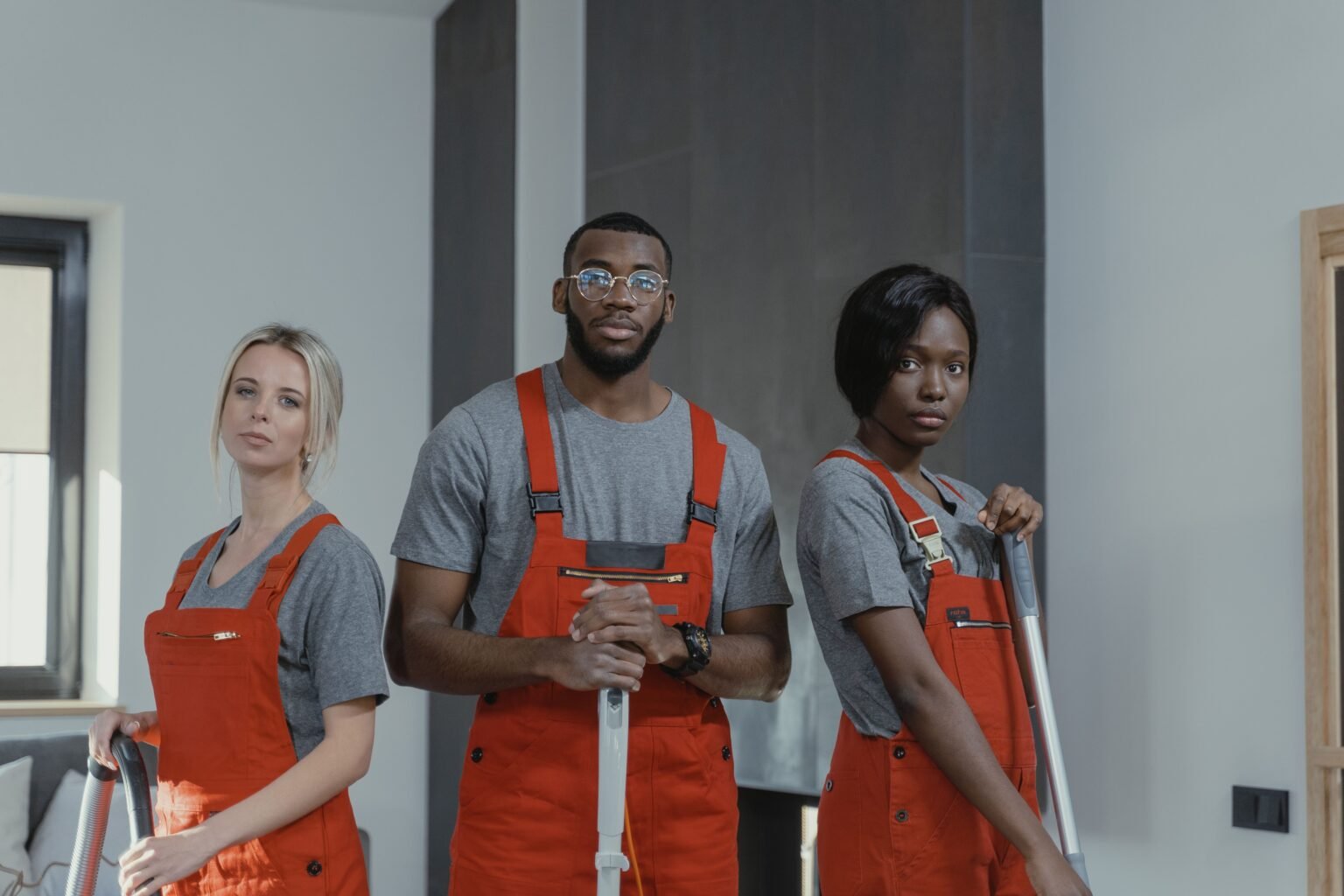 SEO for cleaning companies - professional cleaning team ready for a local job