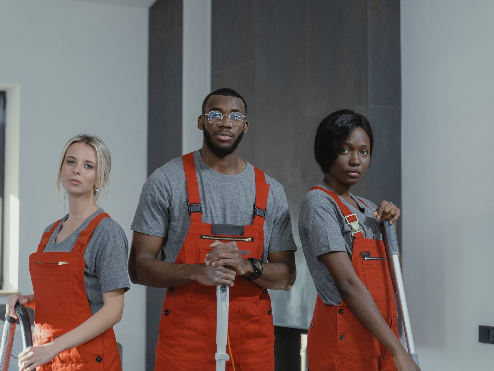 SEO for cleaning companies - professional cleaning team ready for a local job
